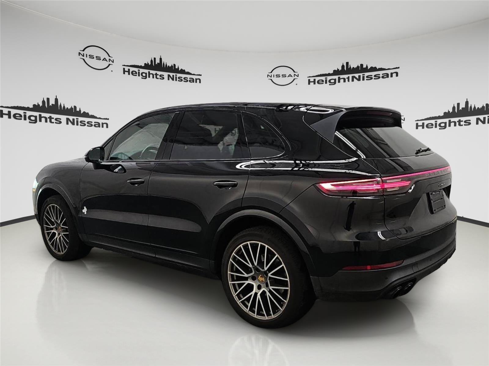 Used 2023 Porsche Cayenne Platinum Edition AWD/4WD image 3