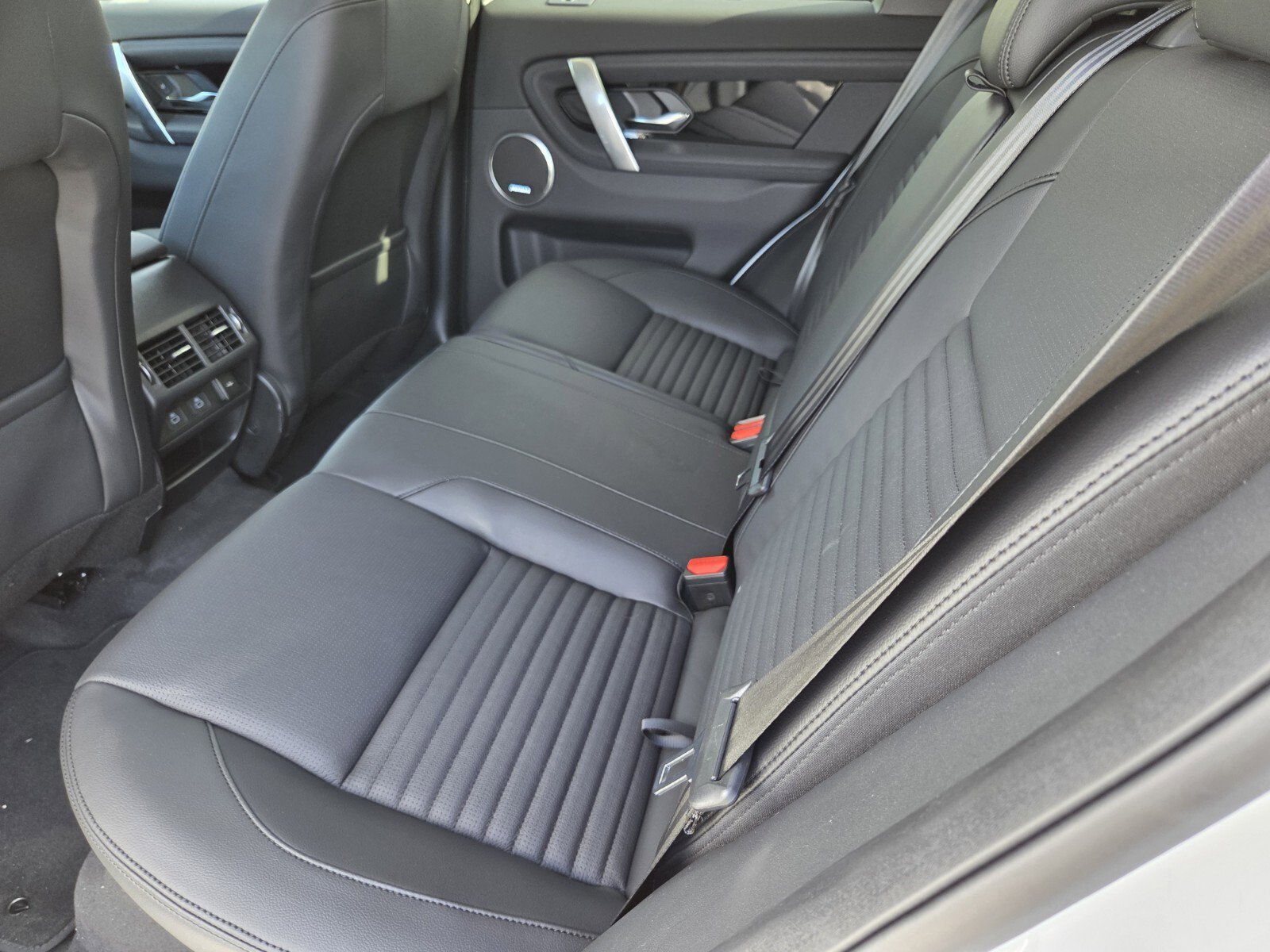 Used 2025 Land Rover Discovery Sport S image 28