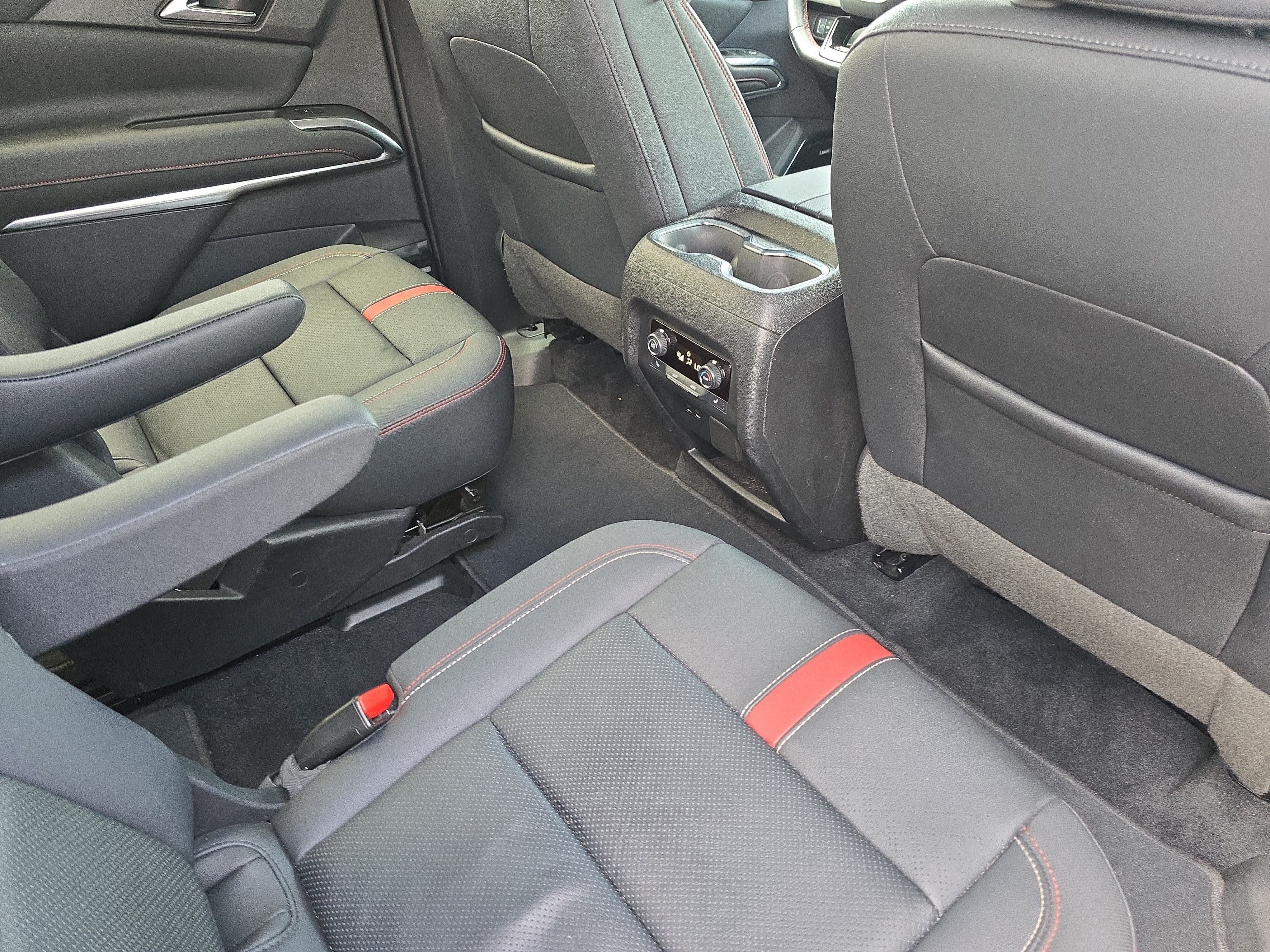 Used 2024 Chevrolet Traverse RS FWD image 11