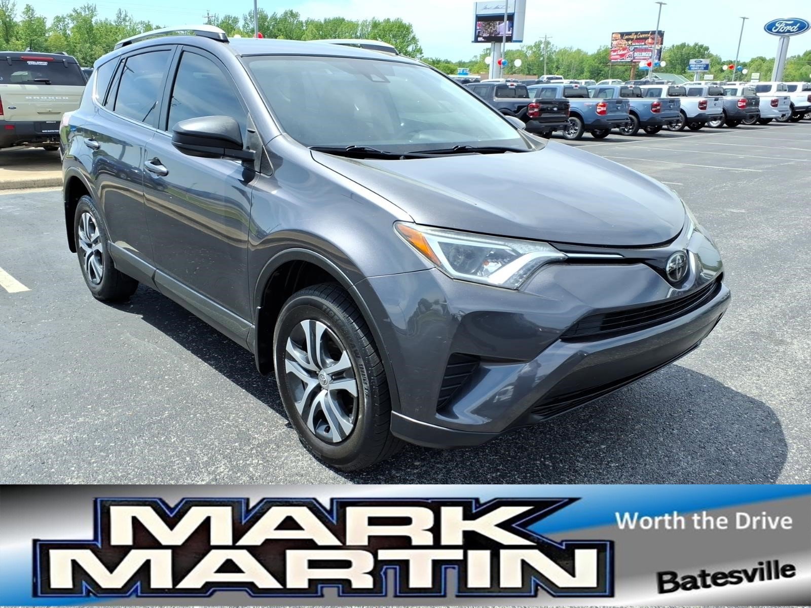 Used 2018 Toyota RAV4 LE FWD image 1