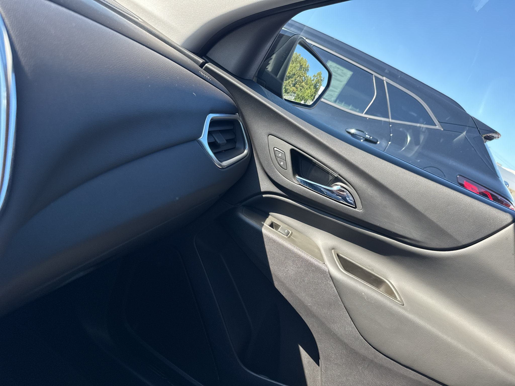 Used 2024 Chevrolet Equinox LT FWD image 15