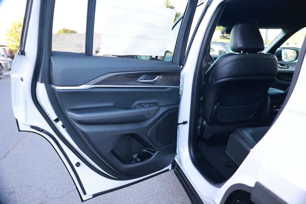 New 2026 Jeep Grand Cherokee Altitude AWD/4WD image 31