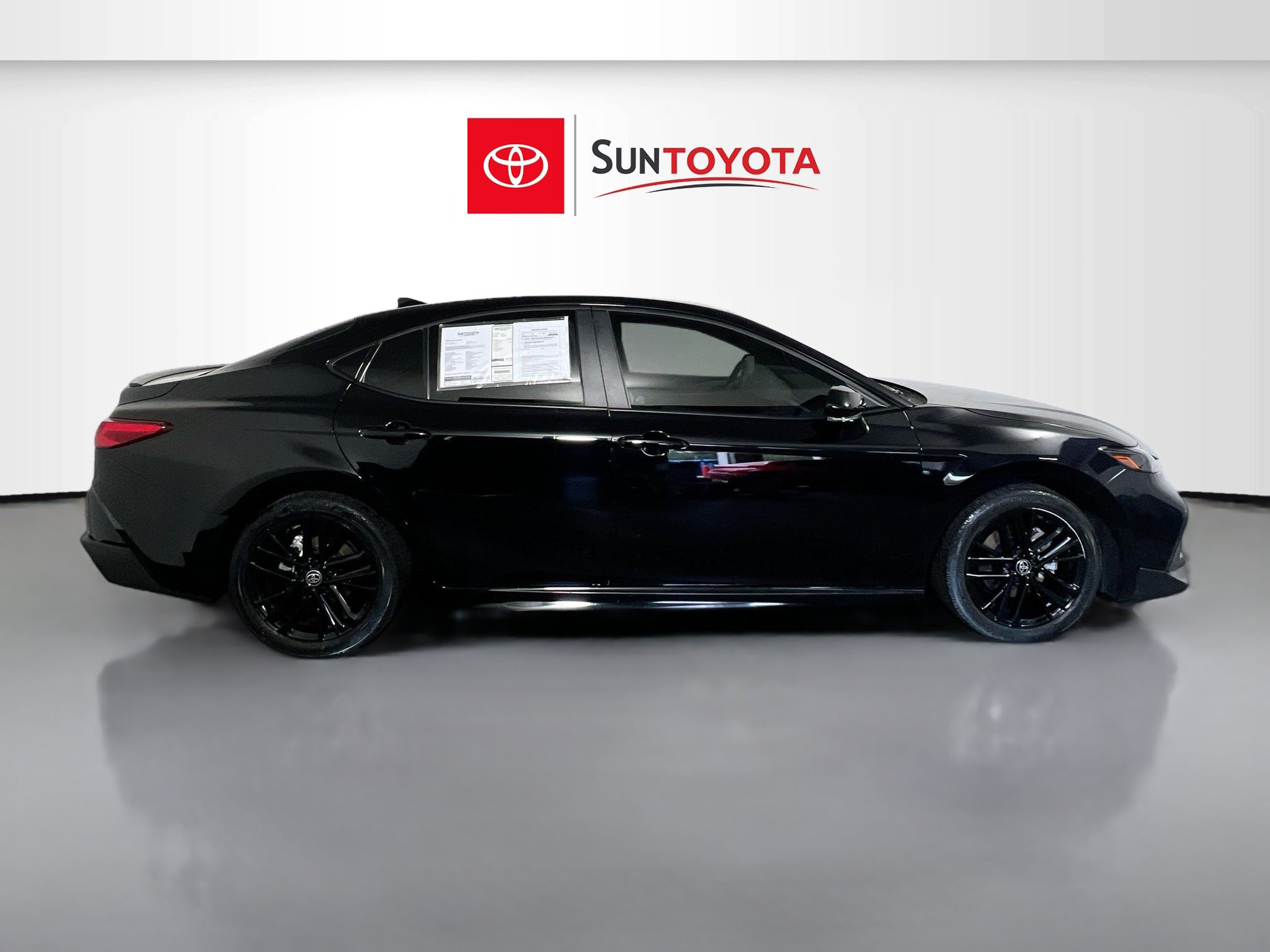 Used 2025 Toyota Camry SE w/ Convenience Package FWD image 2