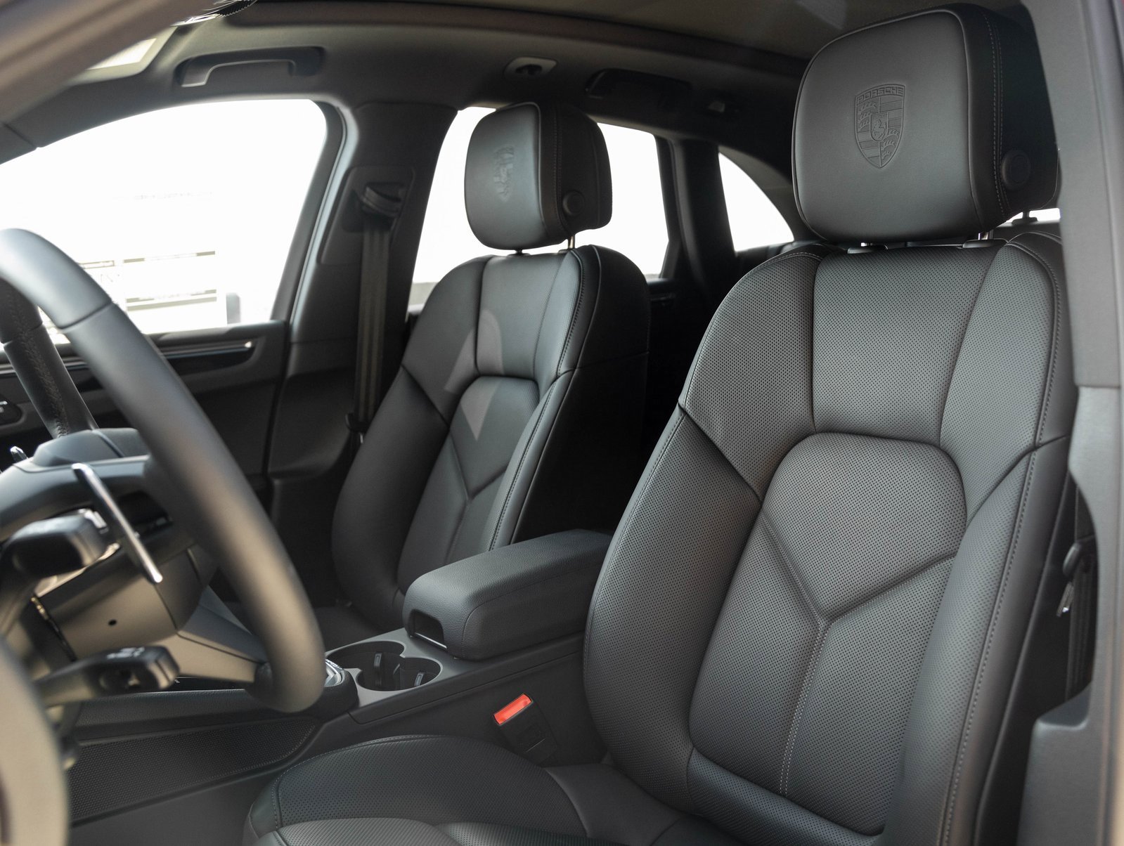 Certified 2025 Porsche Macan image 5