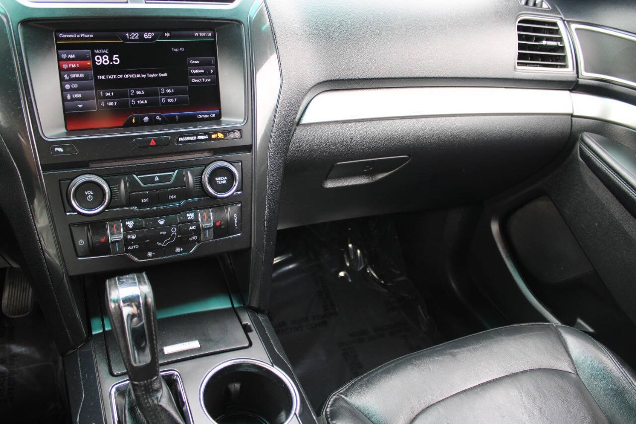 Used 2016 Ford Explorer XLT w/ Equipment Group 202A AWD/4WD image 18