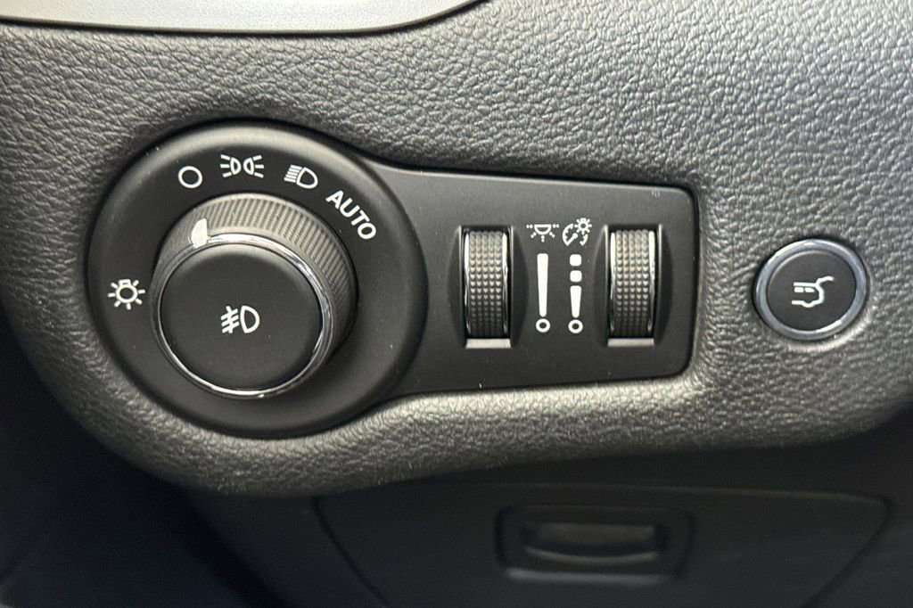 Used 2016 Jeep Cherokee Overland image 31