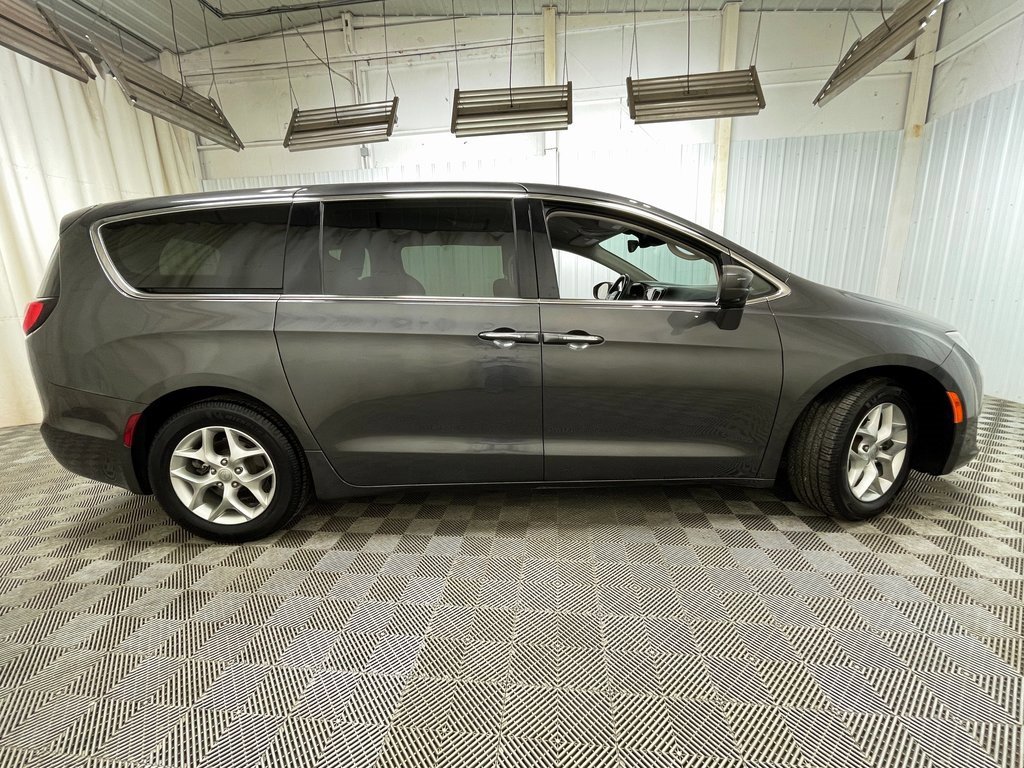 Used 2019 Chrysler Pacifica Touring Plus w/ Advanced Safetytec Group image 22