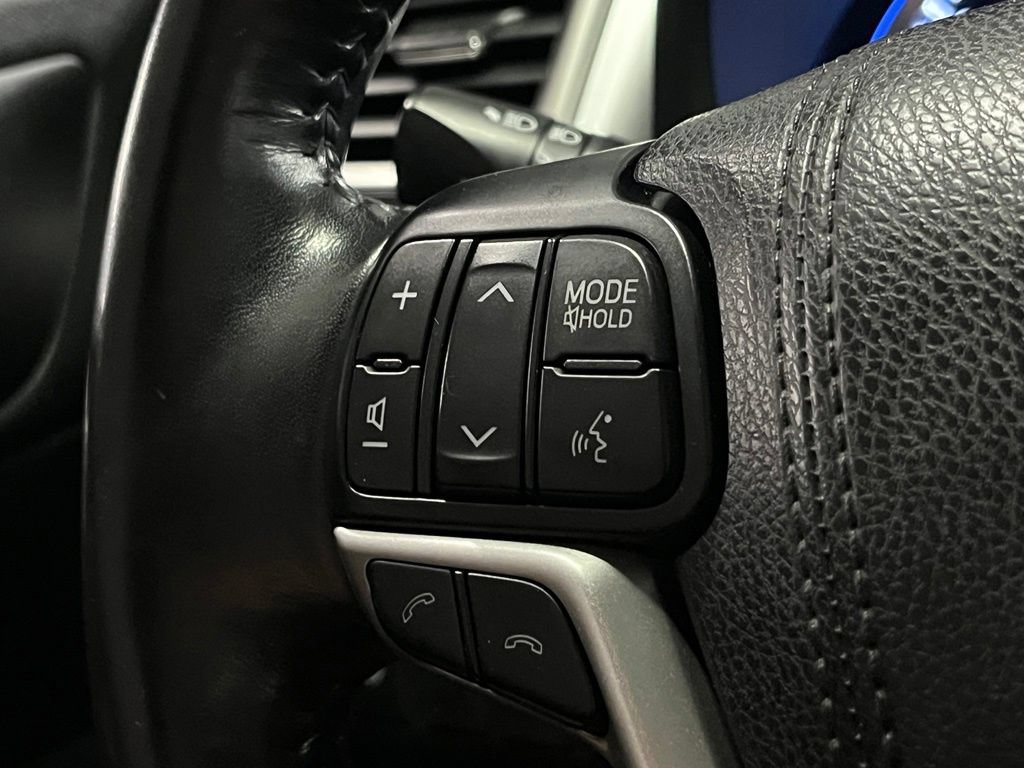 Used 2018 Toyota Highlander XLE AWD/4WD image 25