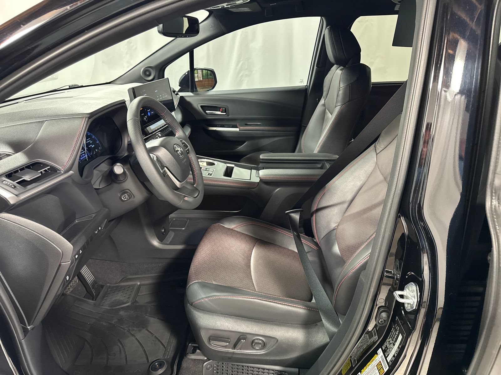Used 2025 Toyota Sienna XSE w/ XSE Premium Package AWD/4WD image 3