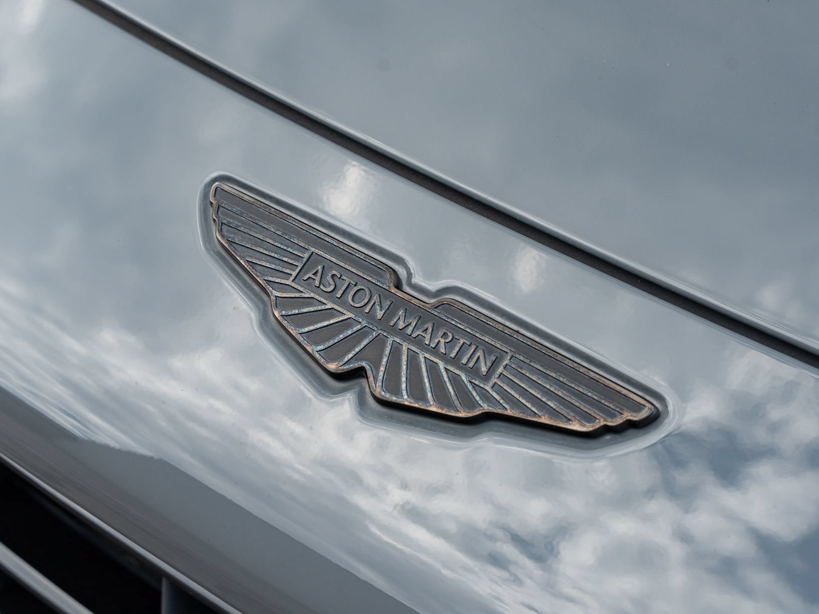 Used 2025 Aston Martin V8 Vantage Coupe RWD image 17
