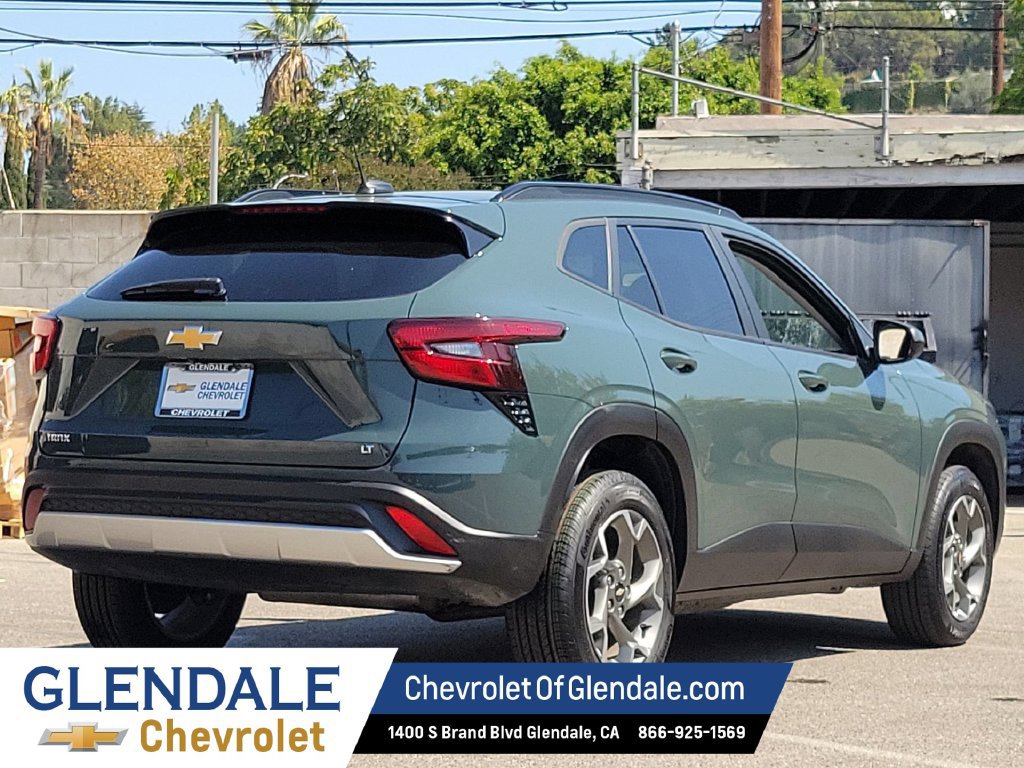Used 2025 Chevrolet Trax LT FWD image 3