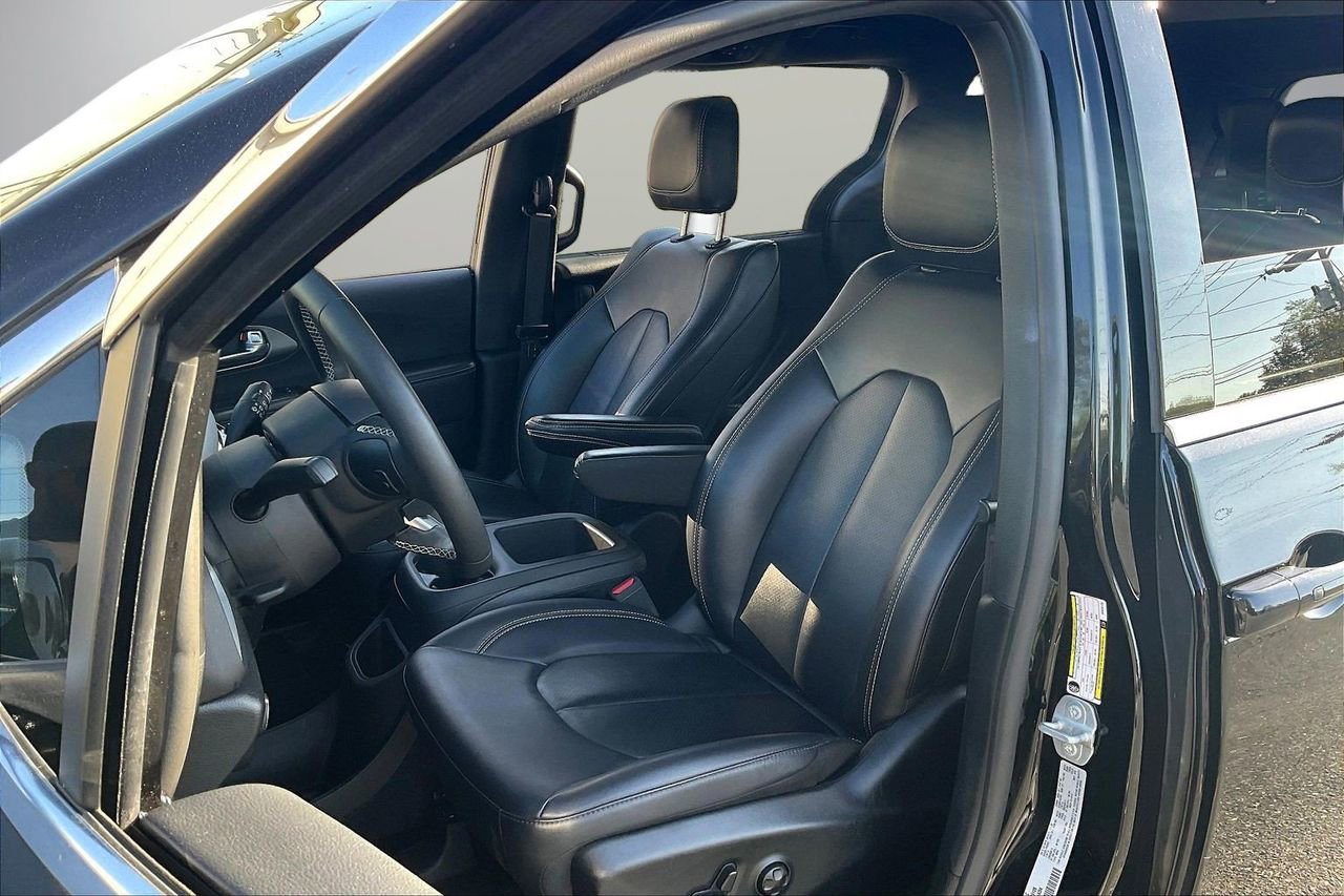 Used 2025 Chrysler Pacifica Select image 21
