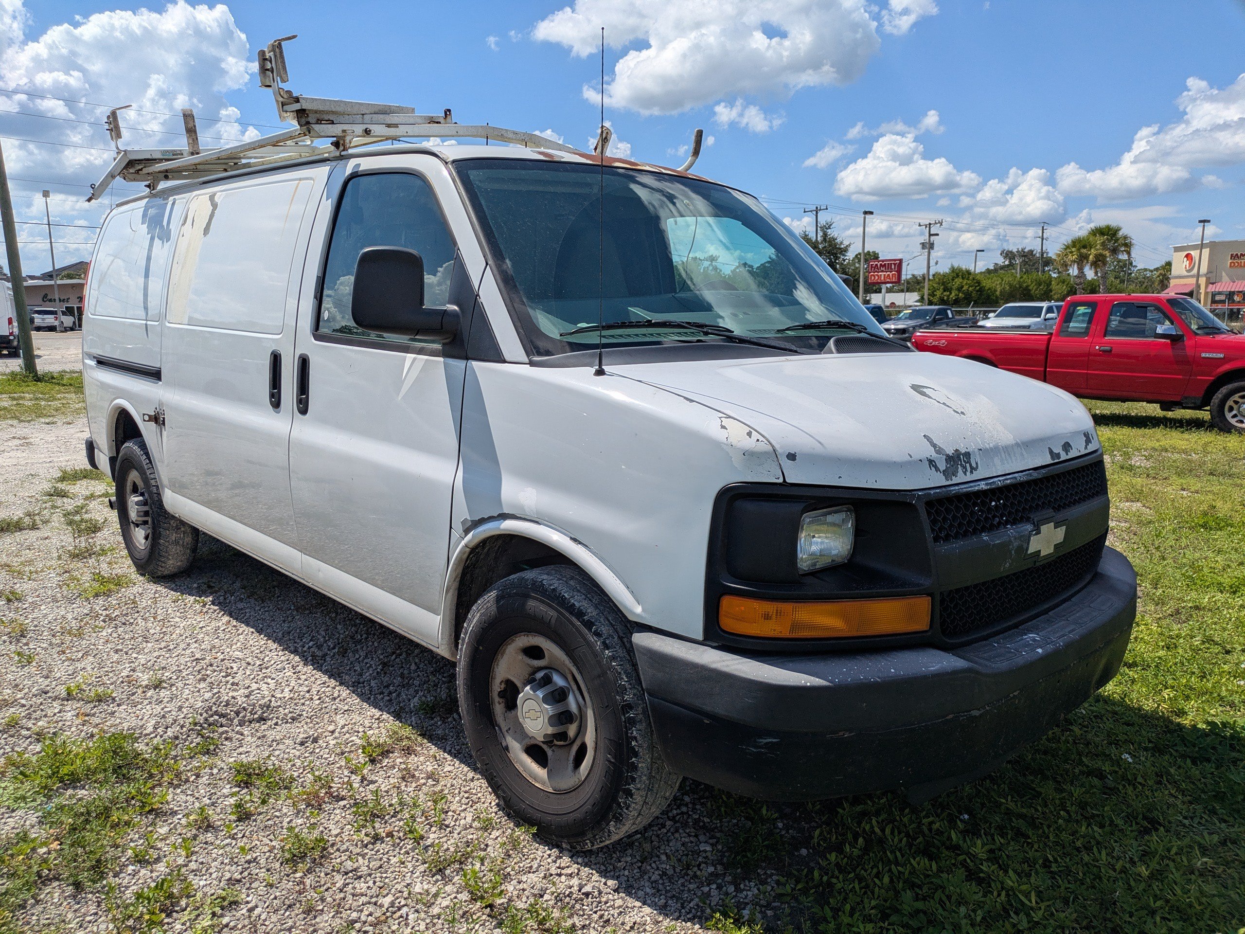 Used 2011 Chevrolet Express 2500 RWD image 2