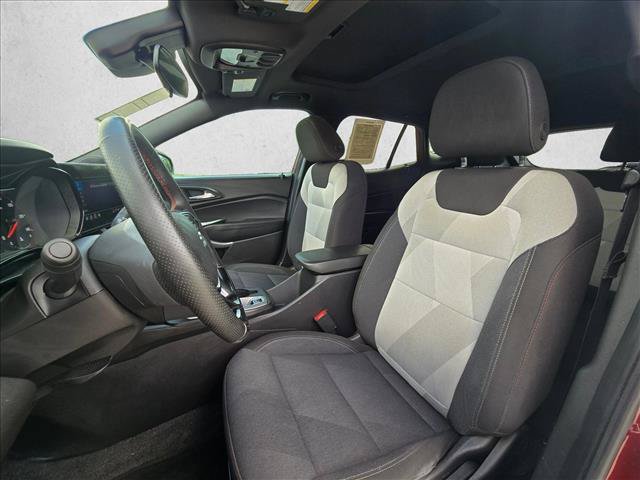 Used 2025 Chevrolet Trax RS w/ Sunroof Package FWD image 15