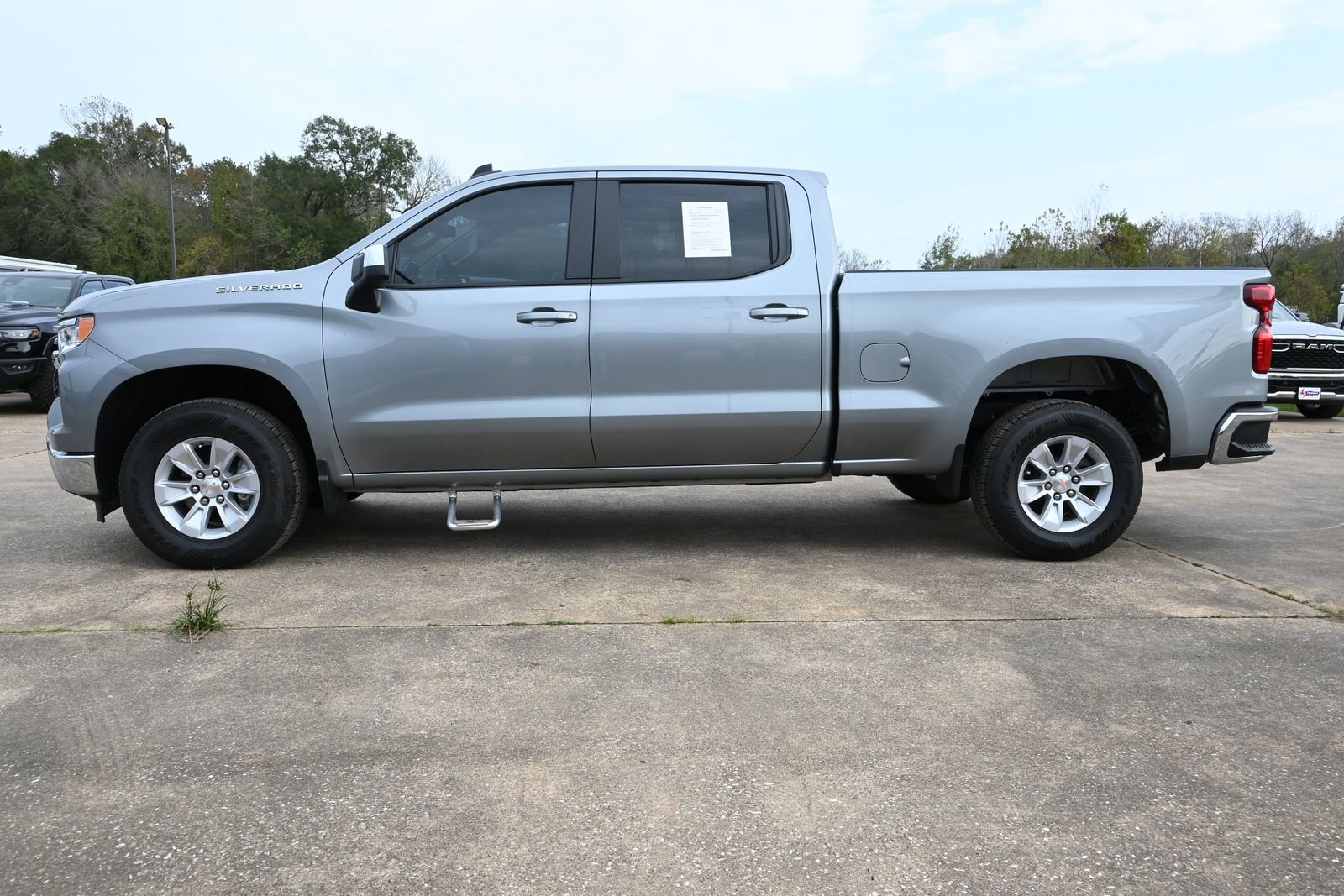 Used 2025 Chevrolet Silverado 1500 LT image 3