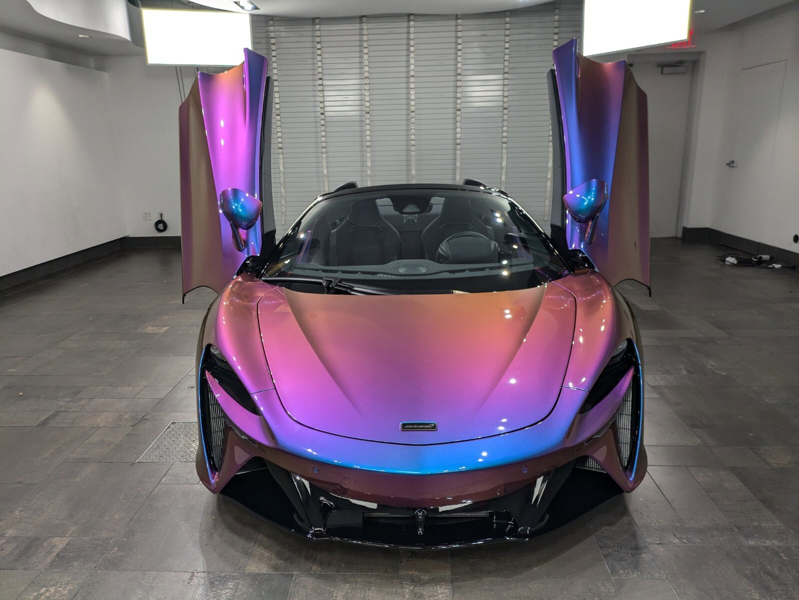 Used 2025 McLaren Artura Spider image 23