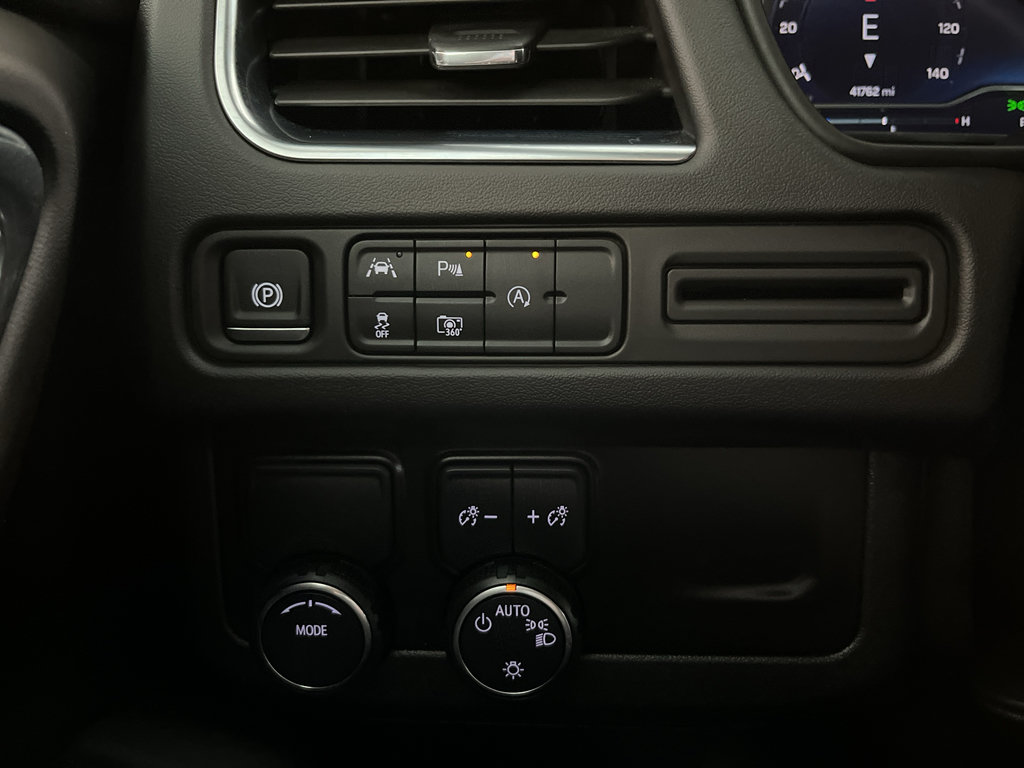Used 2024 Chevrolet Suburban LT w/ Luxury Package RWD image 30