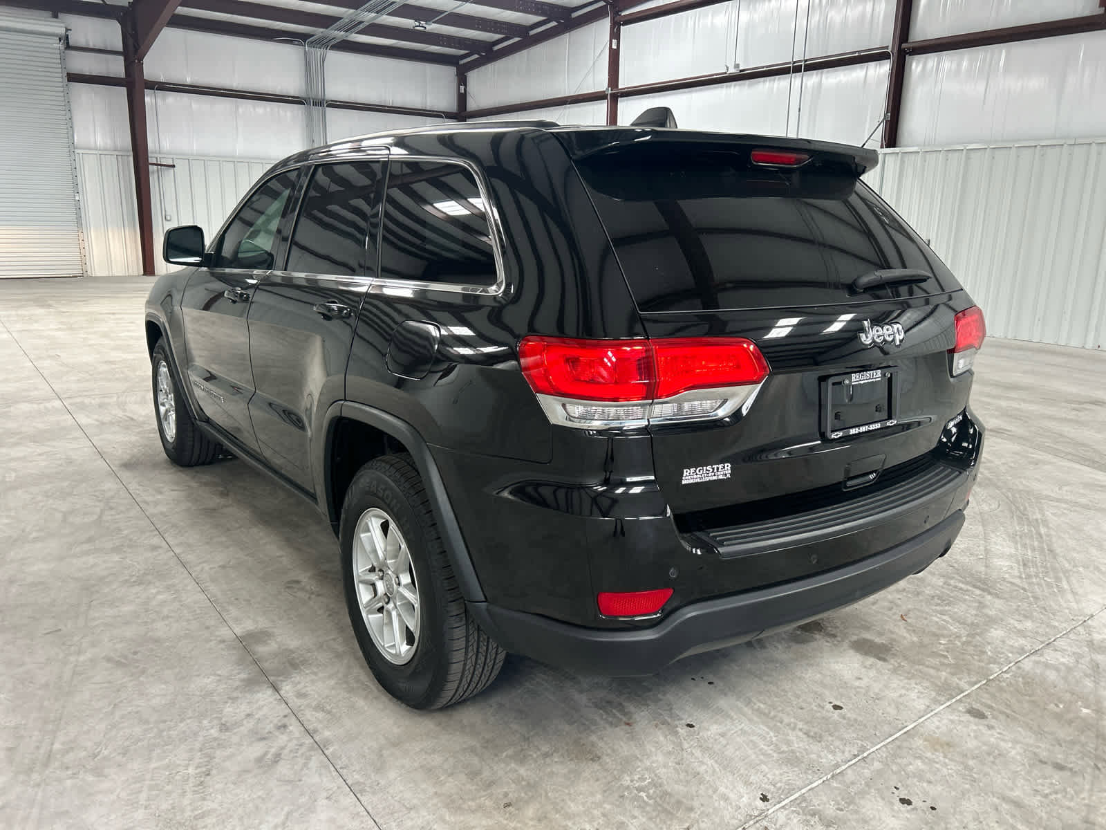 Used 2019 Jeep Grand Cherokee Laredo RWD image 3