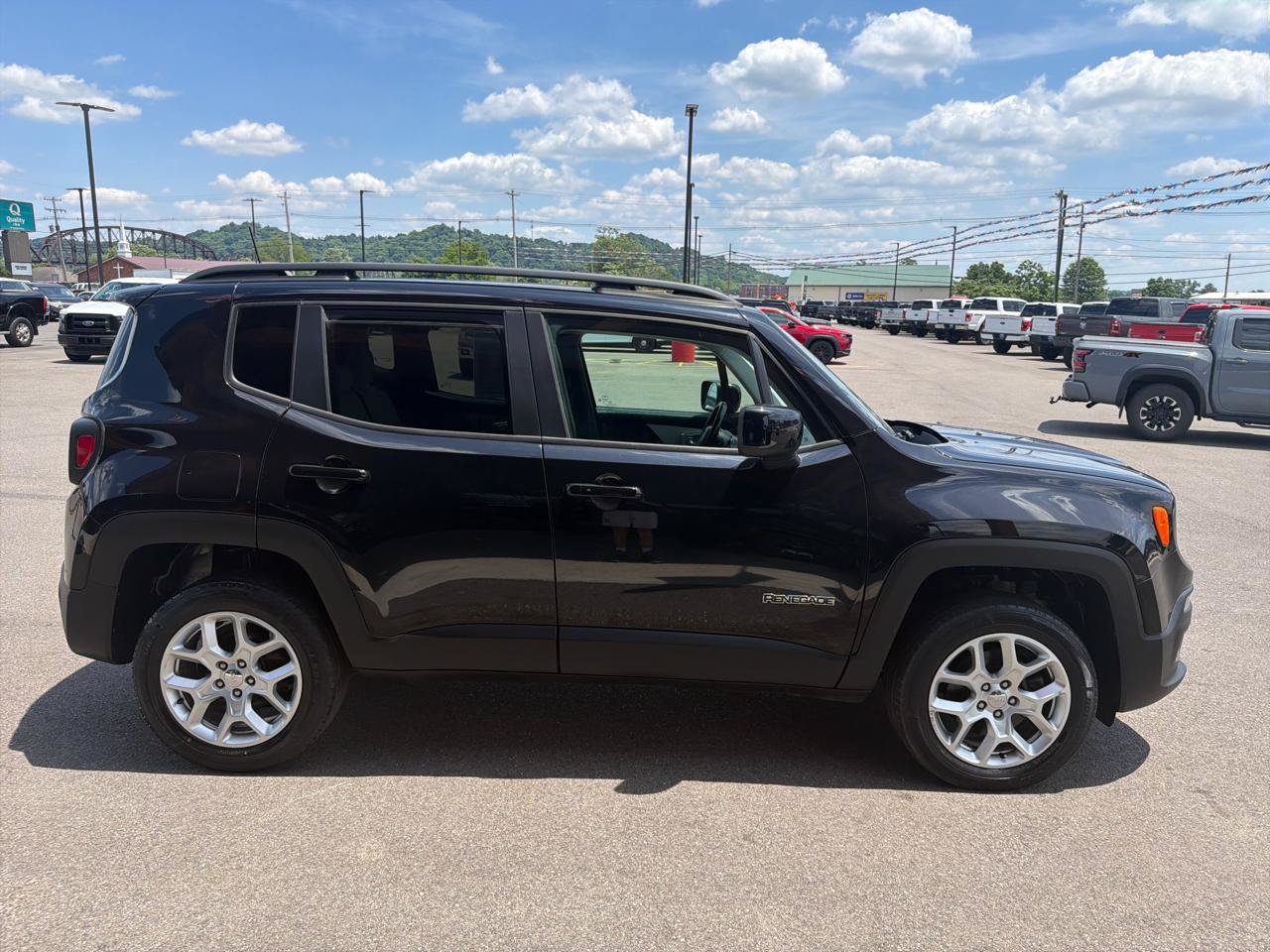 Used 2018 Jeep Renegade Latitude w/ Safety & Security Group AWD/4WD image 25
