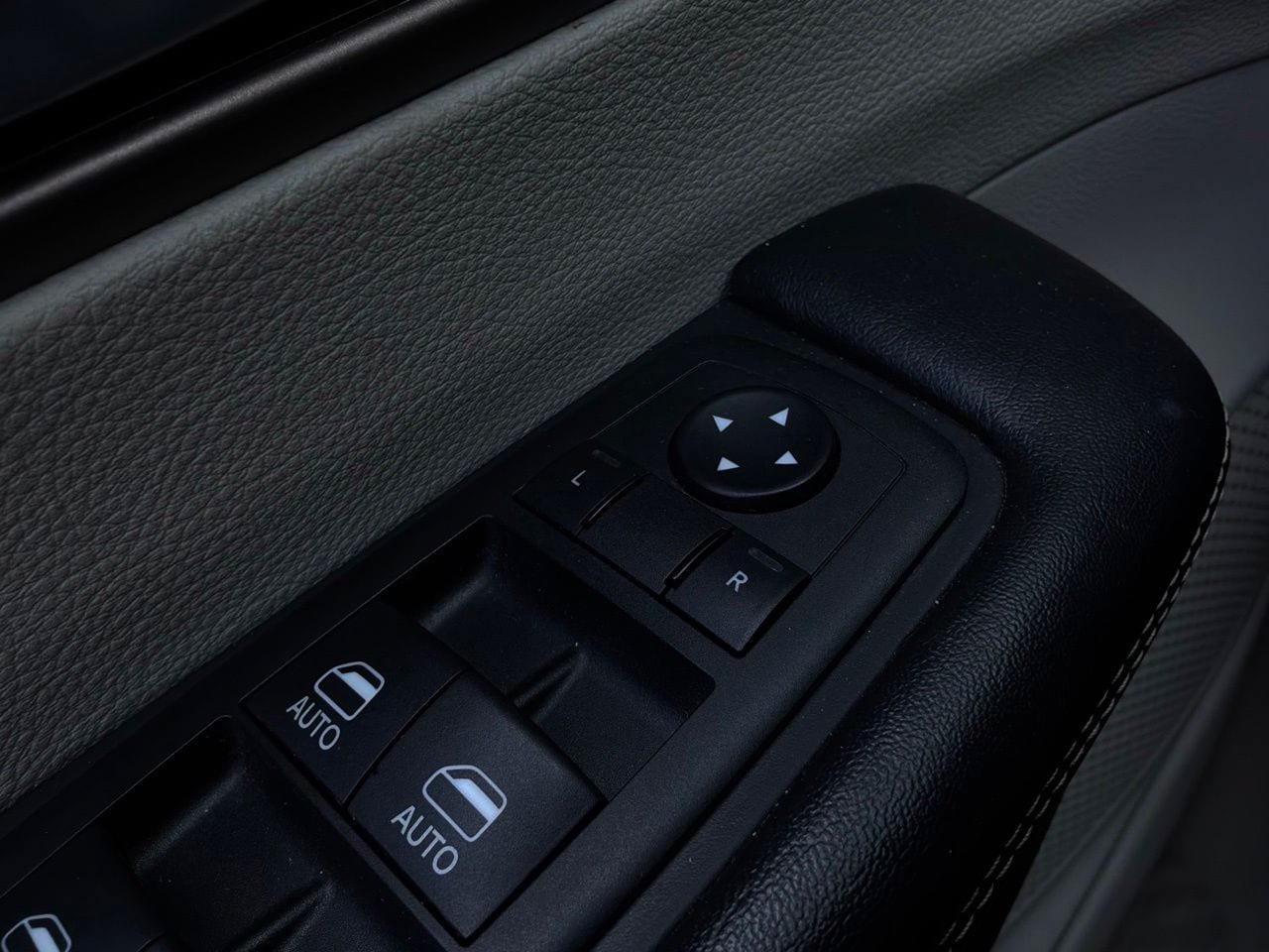 Used 2023 Chrysler Voyager LX FWD image 24