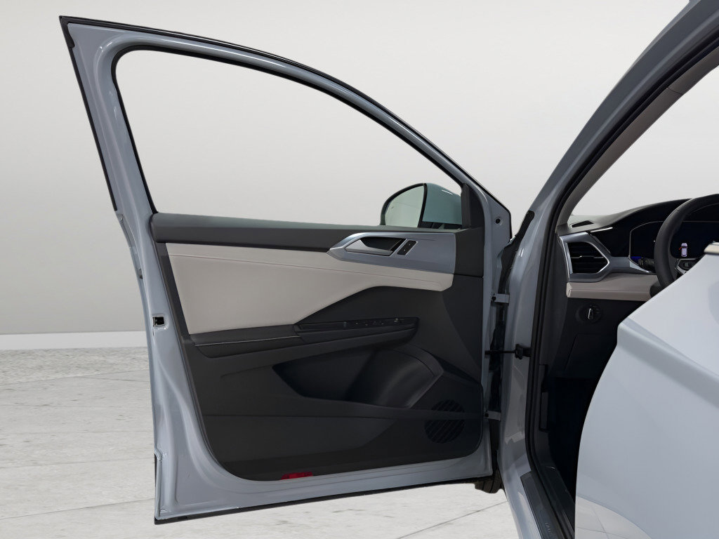 Used 2025 Volkswagen Taos SE image 20