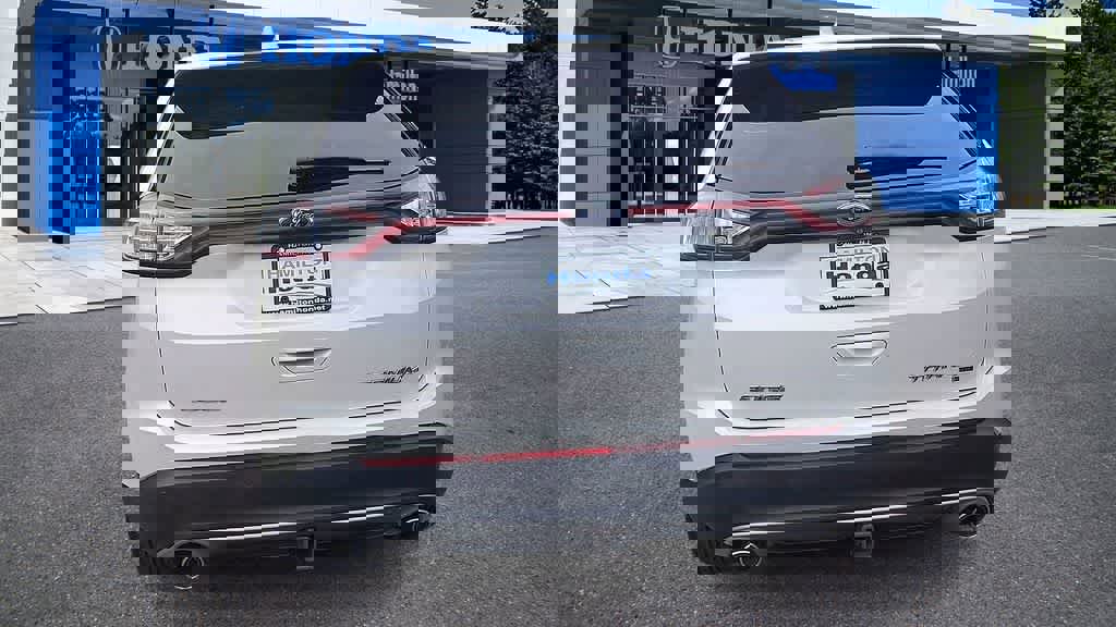 Used 2018 Ford Edge Titanium w/ Equipment Group 301A AWD/4WD image 7