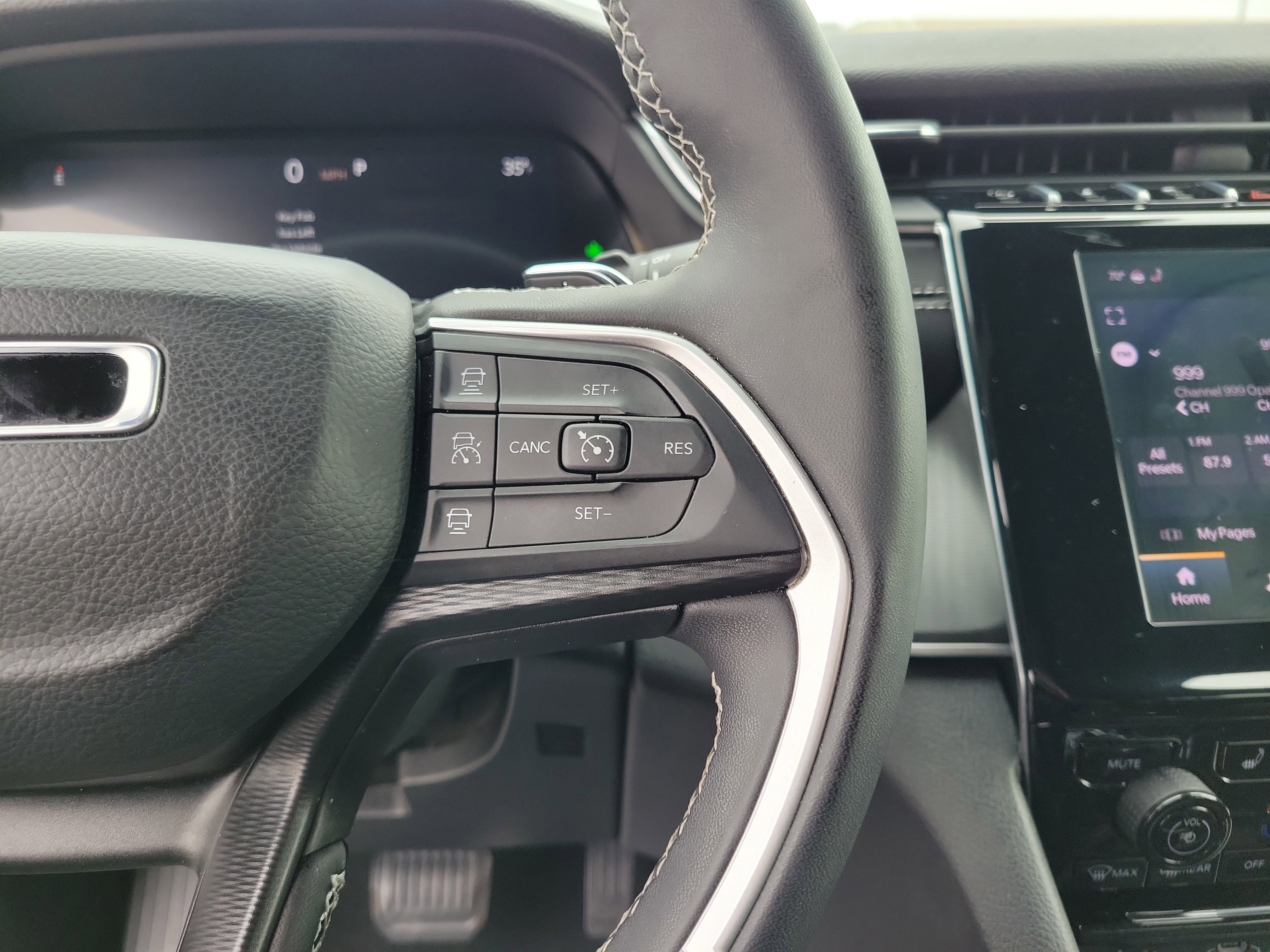 Used 2025 Jeep Grand Cherokee L Laredo image 23