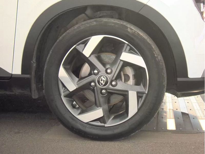 Used 2024 Hyundai Venue SEL image 14