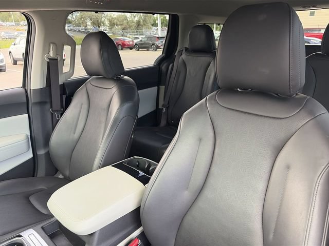 Used 2023 Kia Carnival EX FWD image 20