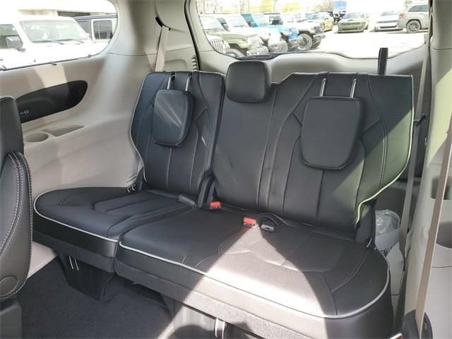 New 2023 Chrysler Pacifica Limited FWD image 11