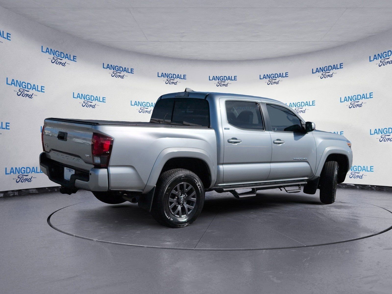 Used 2023 Toyota Tacoma SR5 AWD/4WD image 4