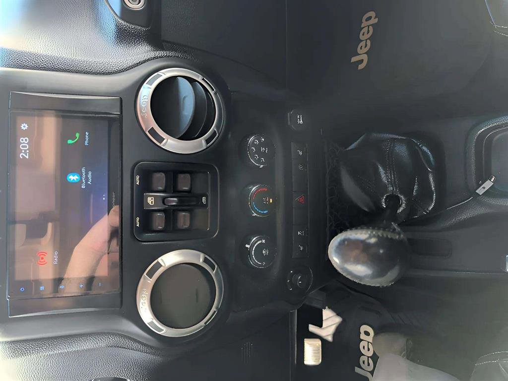 Used 2015 Jeep Wrangler Unlimited Sahara image 13