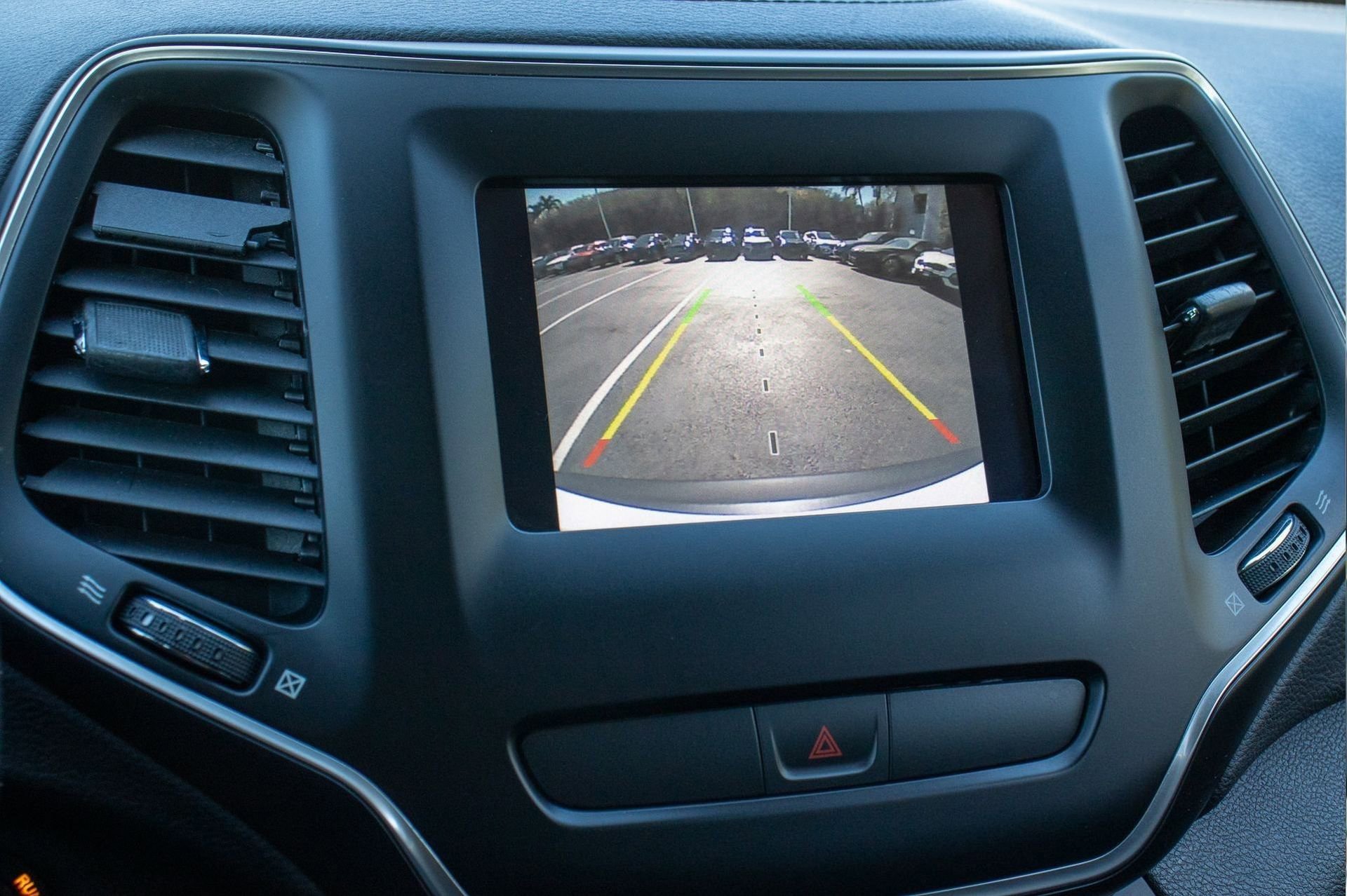 Used 2019 Jeep Cherokee Latitude Plus w/ Comfort/Convenience Group image 34