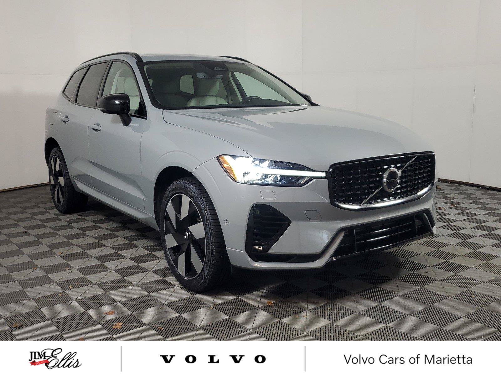 Used 2024 Volvo XC60 T8 Plus AWD/4WD image 1