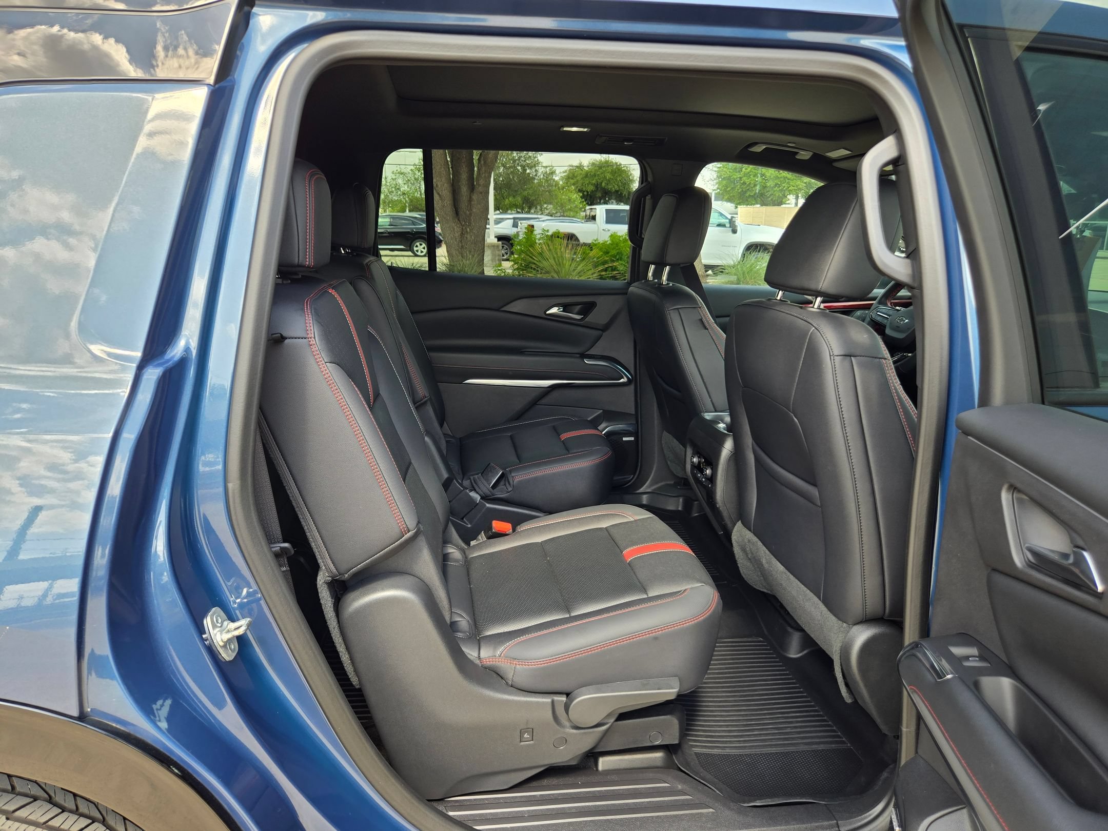 Certified 2025 Chevrolet Traverse RS w/ LPO, Floor Liner Package AWD/4WD image 23