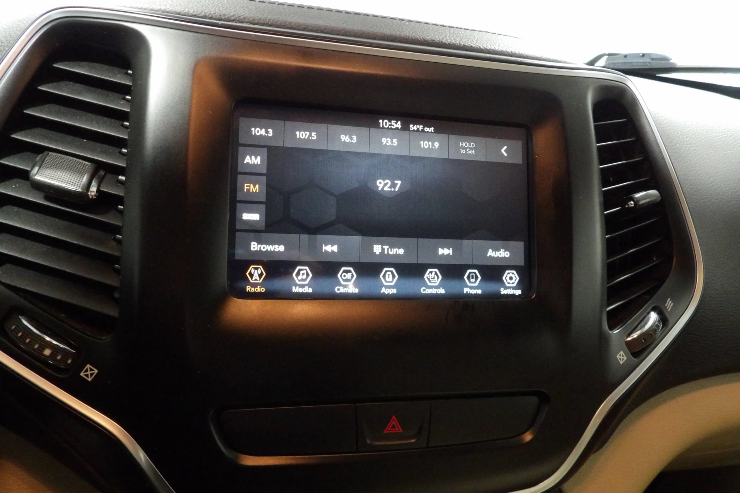 Used 2019 Jeep Cherokee Latitude w/ Cold Weather Group AWD/4WD image 13