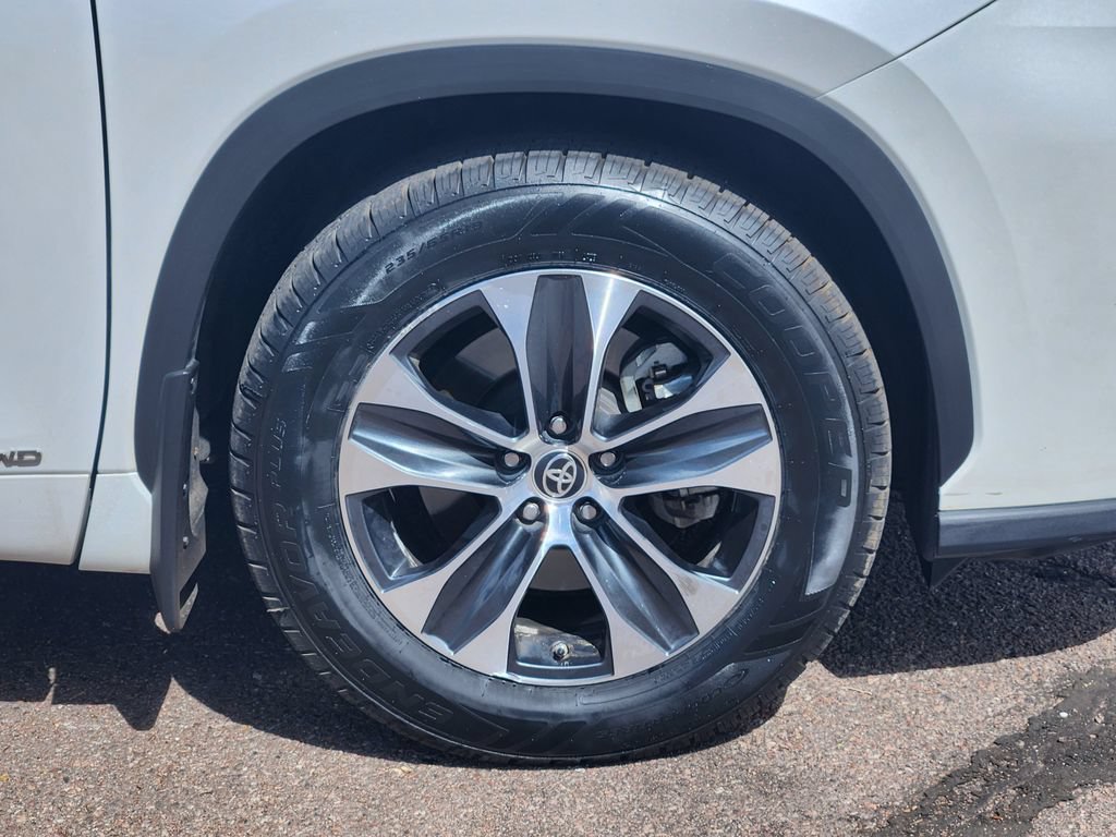Used 2022 Toyota Highlander XLE AWD/4WD image 30