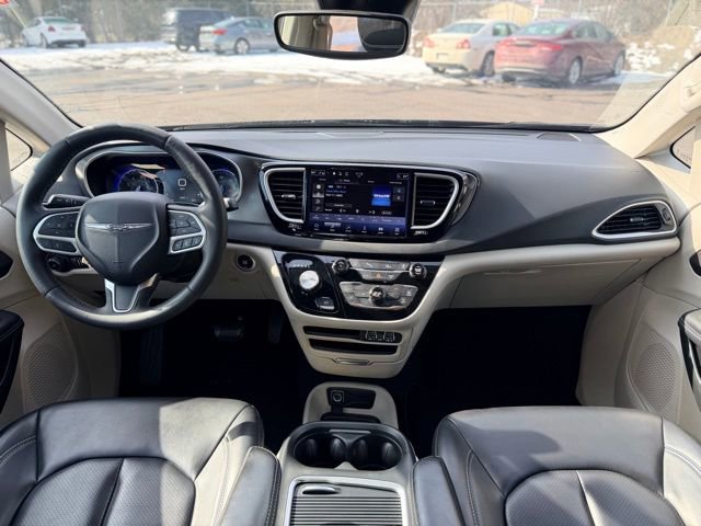 Used 2023 Chrysler Pacifica Touring-L image 20
