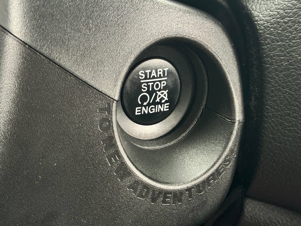 Used 2016 Jeep Renegade Latitude w/ Cold Weather Group FWD image 28