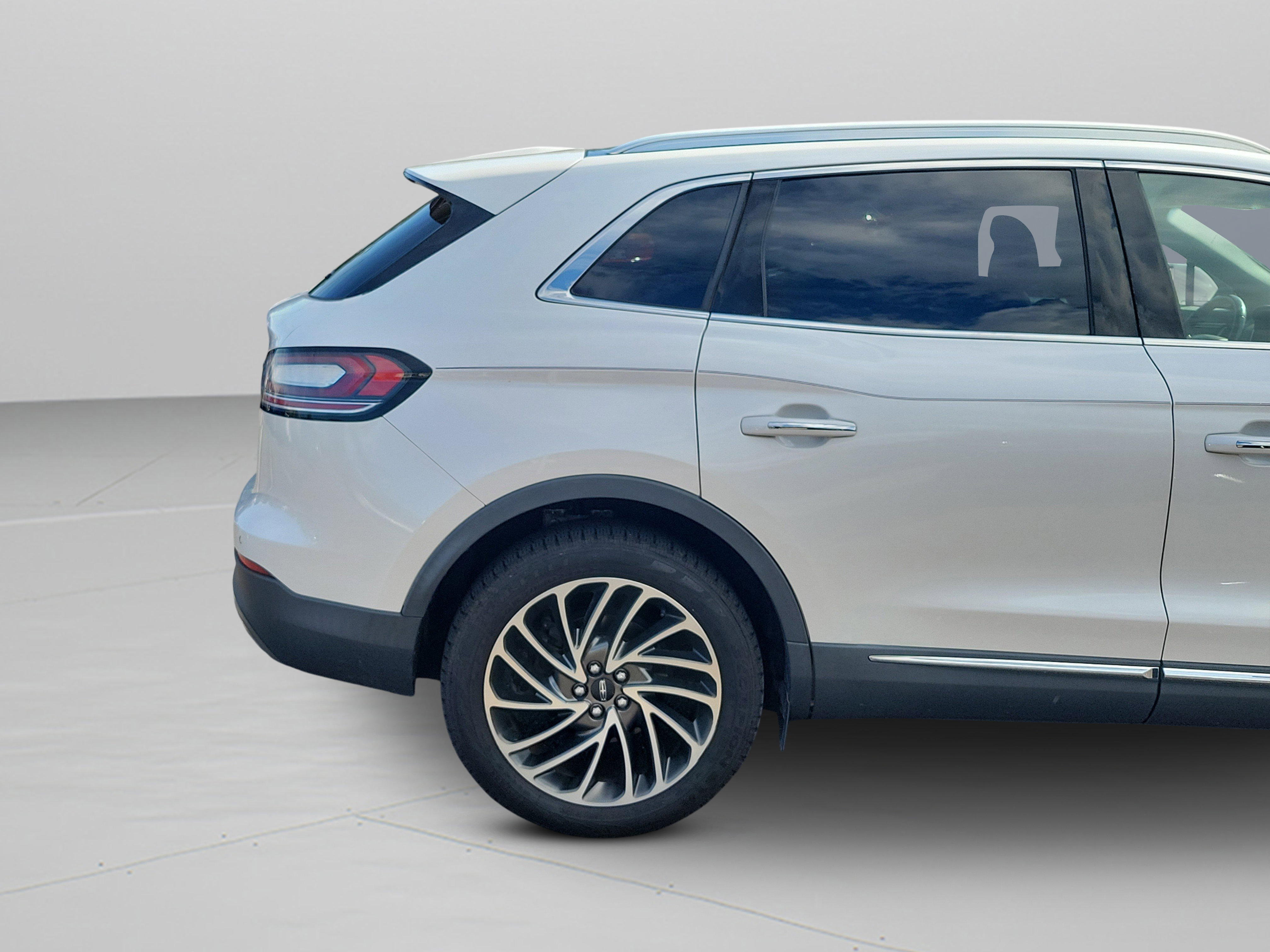 Used 2019 Lincoln Nautilus Reserve w/ Driver Assistance Package image 35