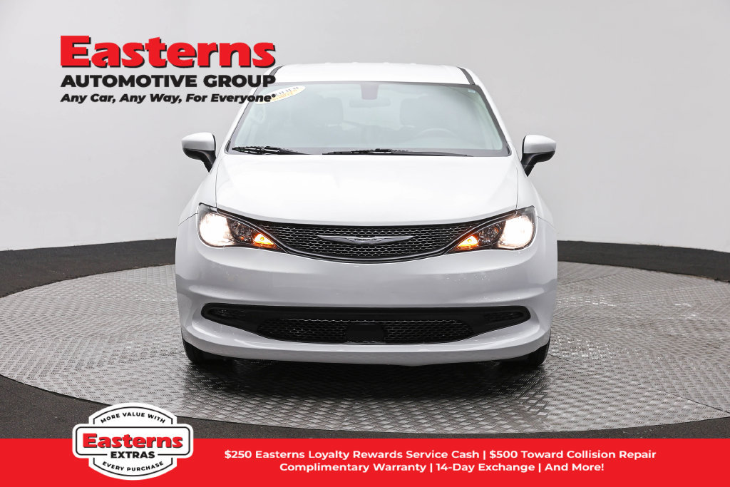 Used 2022 Chrysler Voyager LX FWD image 3