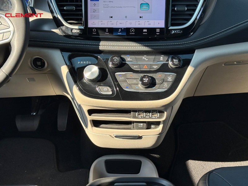 Used 2022 Chrysler Pacifica Touring-L FWD image 17