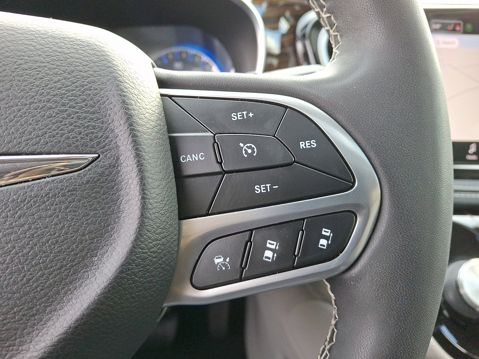 Used 2023 Chrysler Pacifica Limited image 24