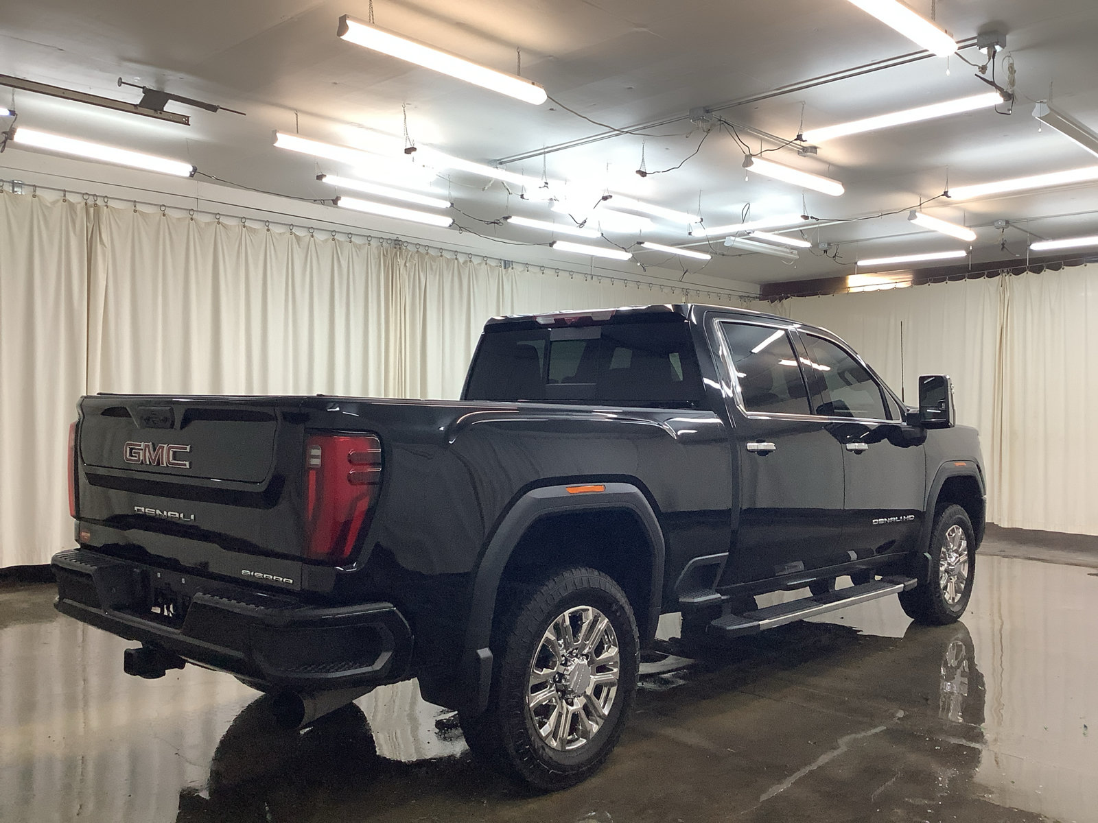 Used 2024 GMC Sierra 2500 Denali w/ Denali Reserve Package AWD/4WD image 5