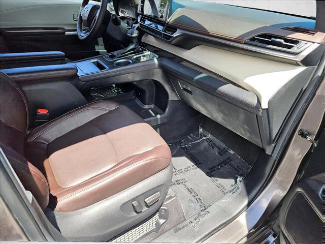 Used 2024 Toyota Sienna Platinum FWD image 19