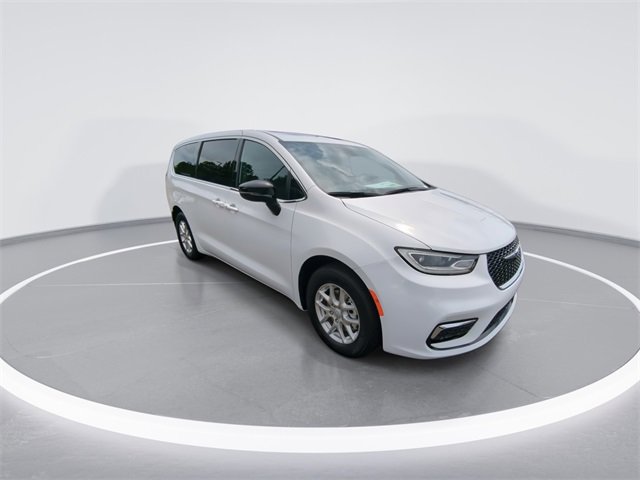 New 2026 Chrysler Pacifica Select image 2