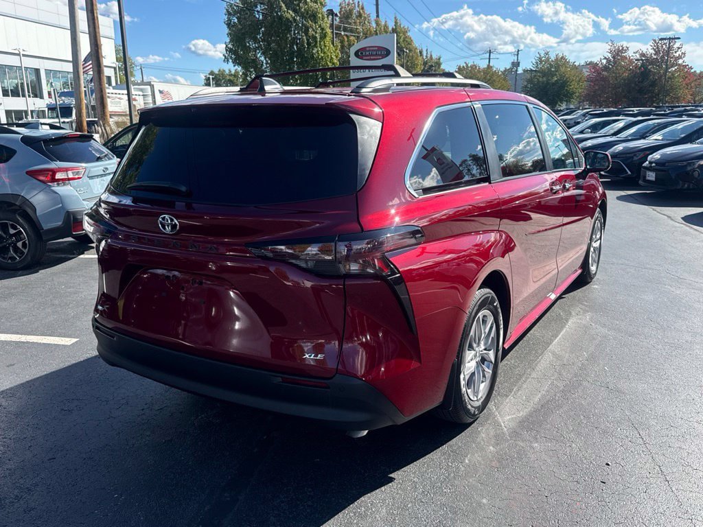Certified 2026 Toyota Sienna XLE FWD image 7