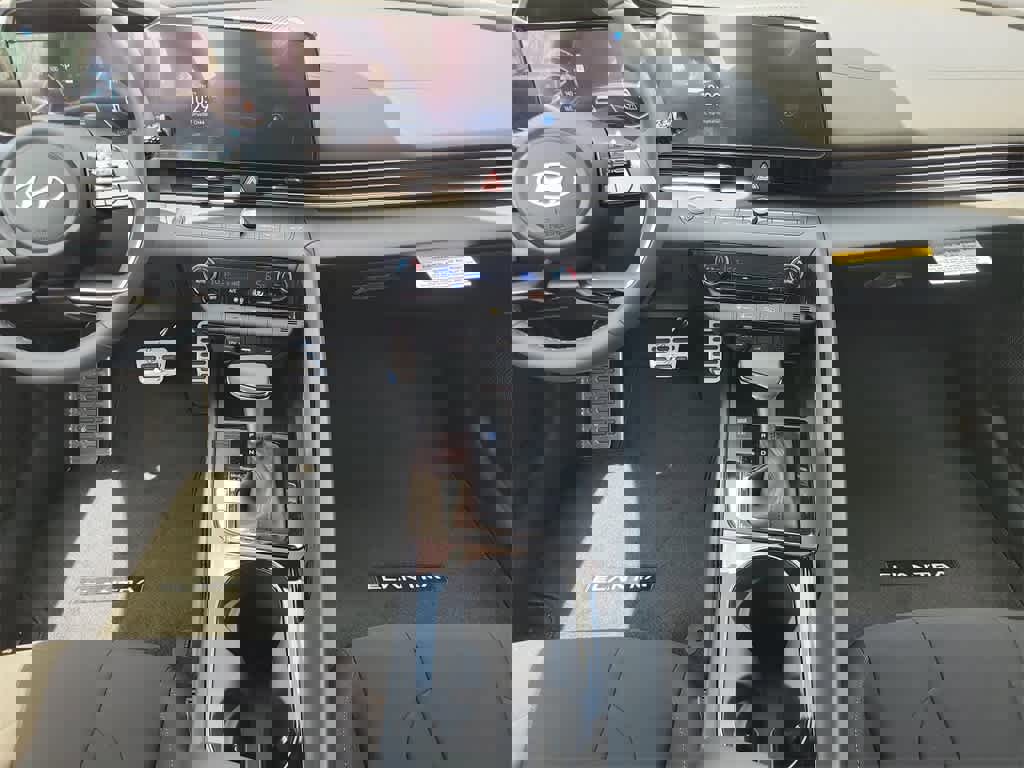 New 2025 Hyundai Elantra SEL image 13