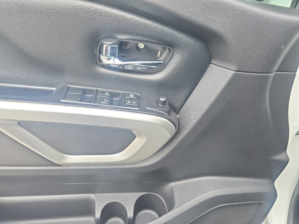 Used 2017 Nissan Titan SV image 19