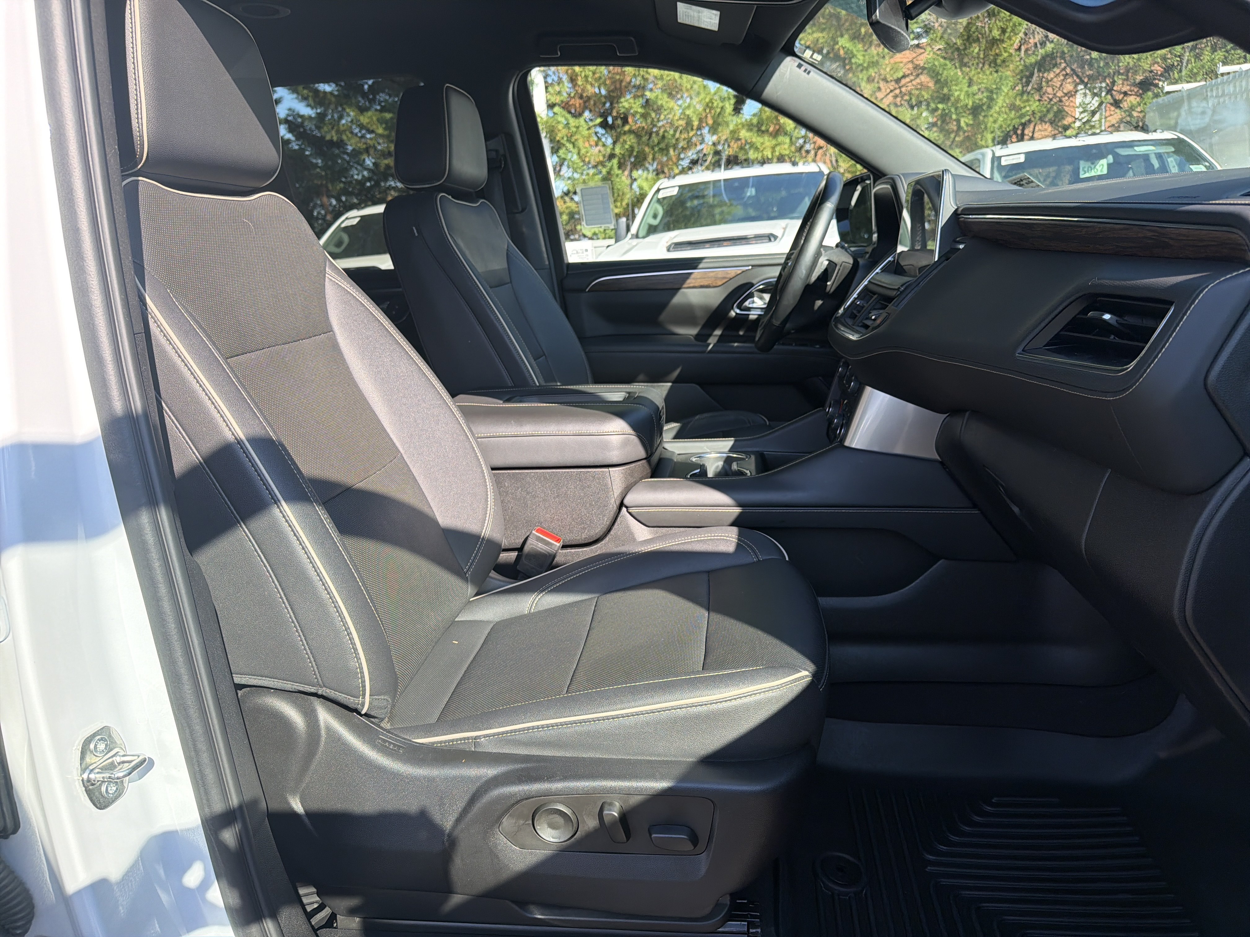 Used 2023 Chevrolet Suburban Premier AWD/4WD image 34